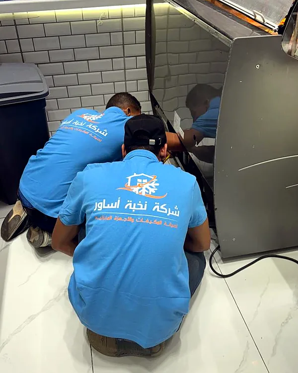 فريقنا بزي الشركة أثناء العمل